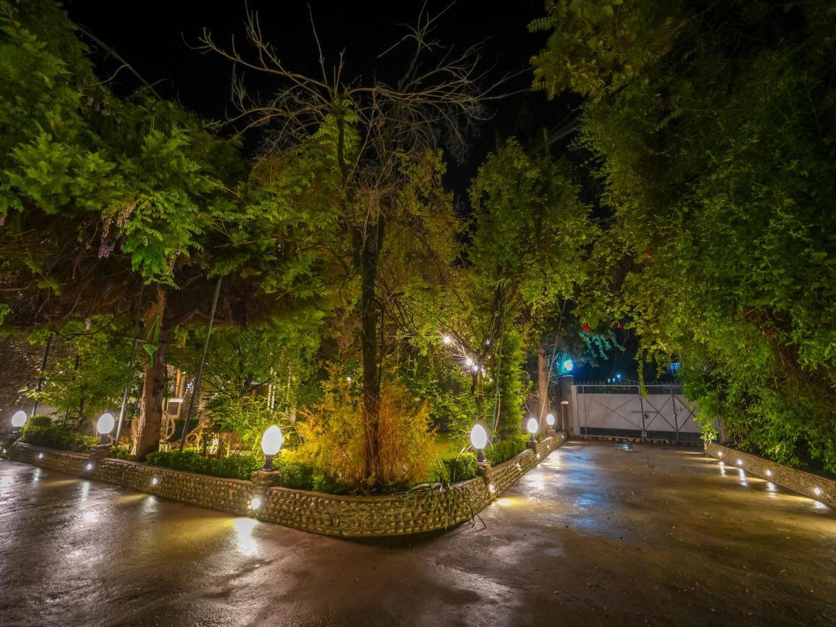 Hotel Mirage Srinagar  Exterior photo
